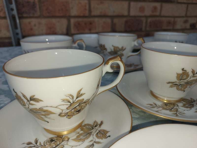 A VINTAGE FINE CHINA WESTMINISTER CHINA AUSTRALIA 37 PIECE