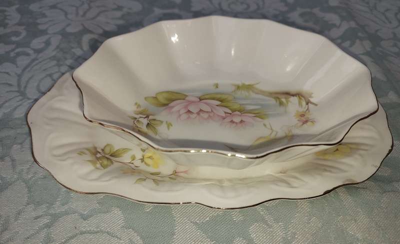 A VINTAGE SALAD BOWL WITH UNDER PLATE CASUARINA HERON