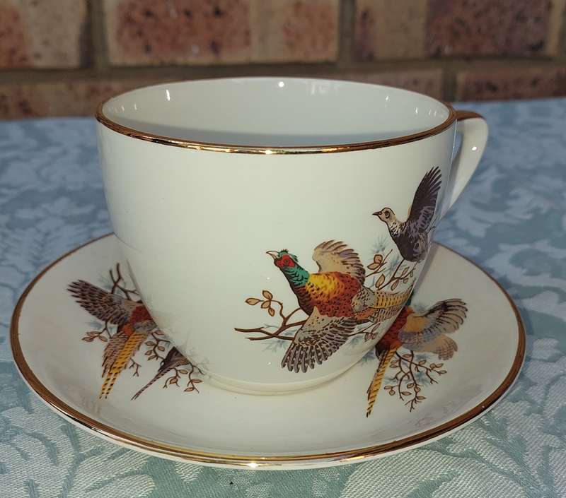 A VINTAGE COLLECTABLE CROWN DEVON FIELDING  FLYING PHEASANTS TEA CUP AND SAUCER