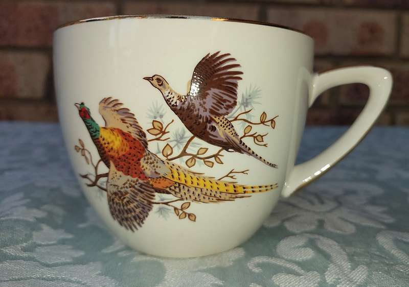 A VINTAGE COLLECTABLE CROWN DEVON FIELDING  FLYING PHEASANTS TEA CUP AND SAUCER
