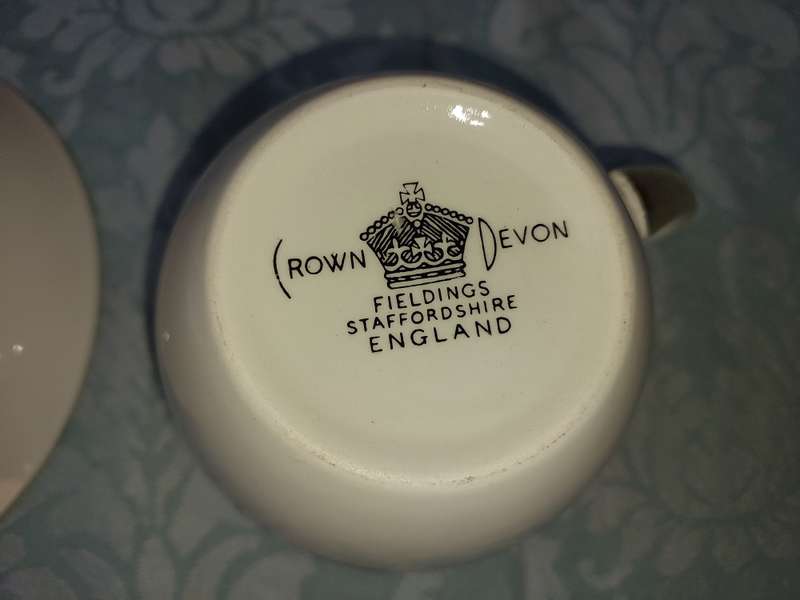 A VINTAGE COLLECTABLE CROWN DEVON FIELDING  FLYING PHEASANTS TEA CUP AND SAUCER