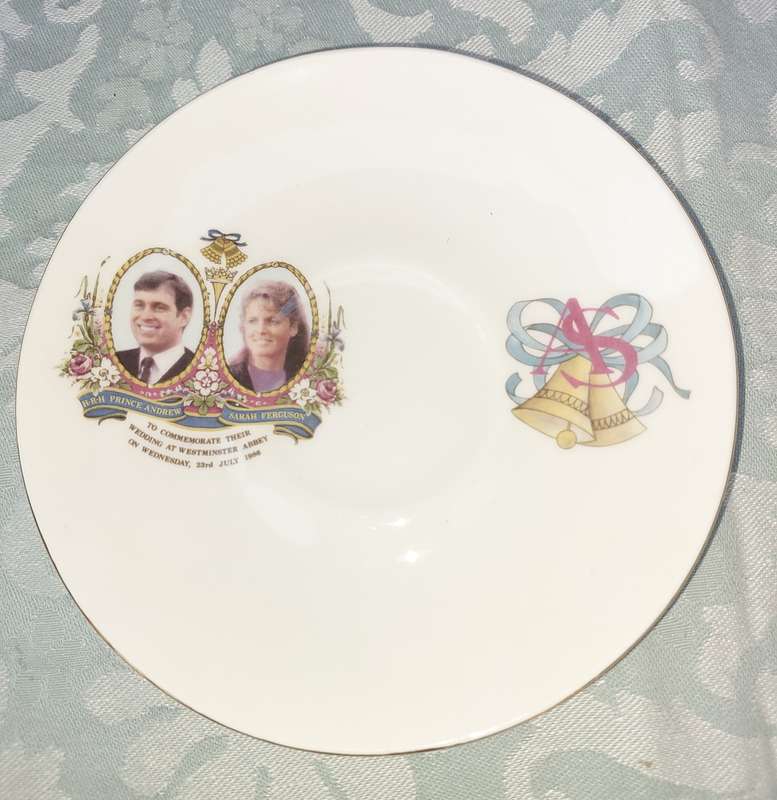 A COMMEMORATIVE PLATE ANDREW AND SARAH ROYAL COUPLE