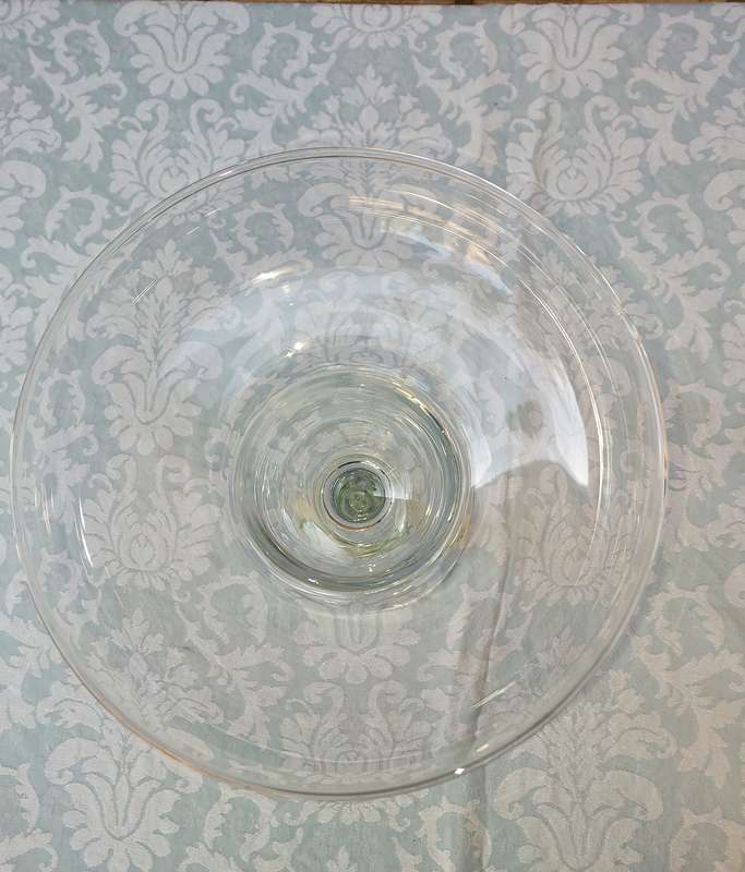 A 26 CENTIMETER TALL ICE CREAM SERVING JAR OR A COCKTAIL FLUTE