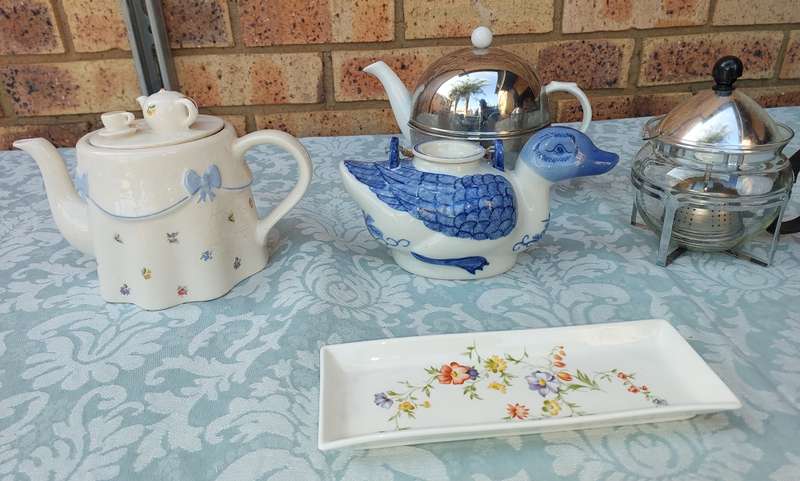 A VINTAGE AND ANTIQUE COLLECTION KITCHENALIA SOLD AS IS