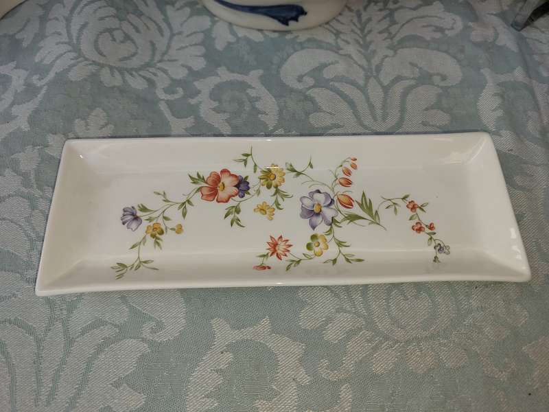 A VINTAGE AND ANTIQUE COLLECTION KITCHENALIA SOLD AS IS