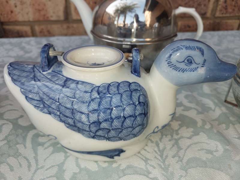 A VINTAGE AND ANTIQUE COLLECTION KITCHENALIA SOLD AS IS