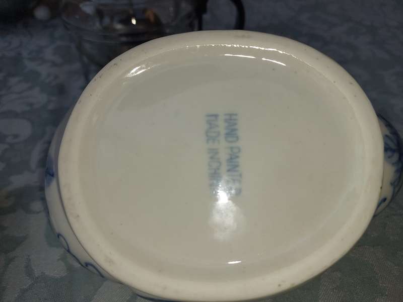 A VINTAGE AND ANTIQUE COLLECTION KITCHENALIA SOLD AS IS