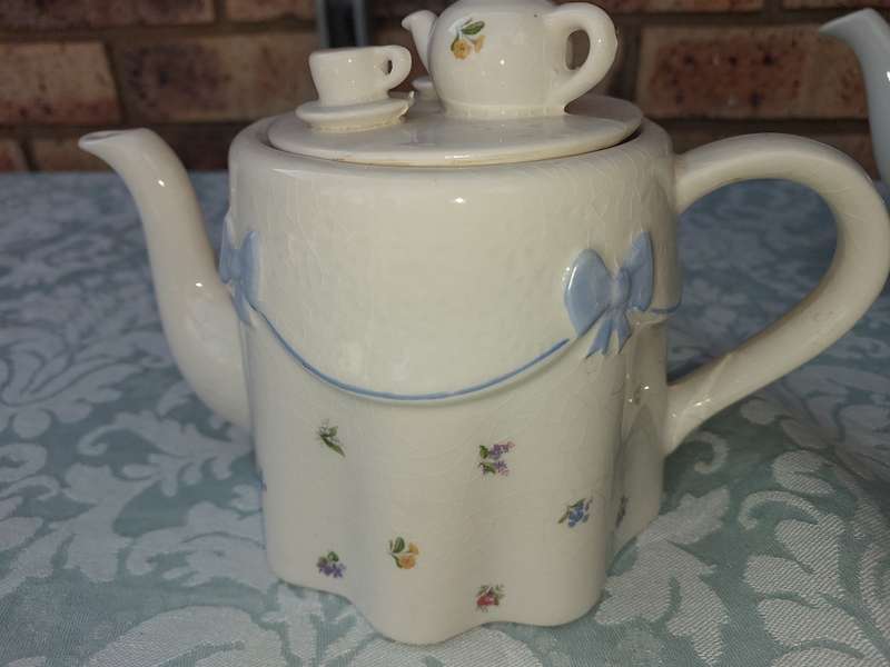 A VINTAGE AND ANTIQUE COLLECTION KITCHENALIA SOLD AS IS