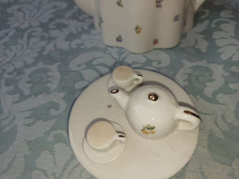 A VINTAGE AND ANTIQUE COLLECTION KITCHENALIA SOLD AS IS