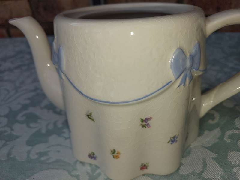 A VINTAGE AND ANTIQUE COLLECTION KITCHENALIA SOLD AS IS