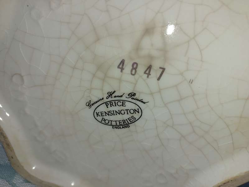 A VINTAGE AND ANTIQUE COLLECTION KITCHENALIA SOLD AS IS