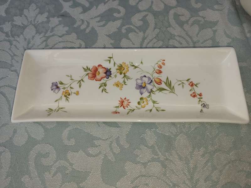 A VINTAGE AND ANTIQUE COLLECTION KITCHENALIA SOLD AS IS