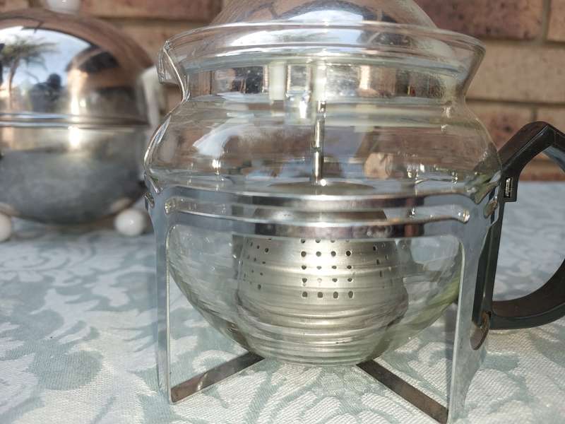 A VINTAGE AND ANTIQUE COLLECTION KITCHENALIA SOLD AS IS