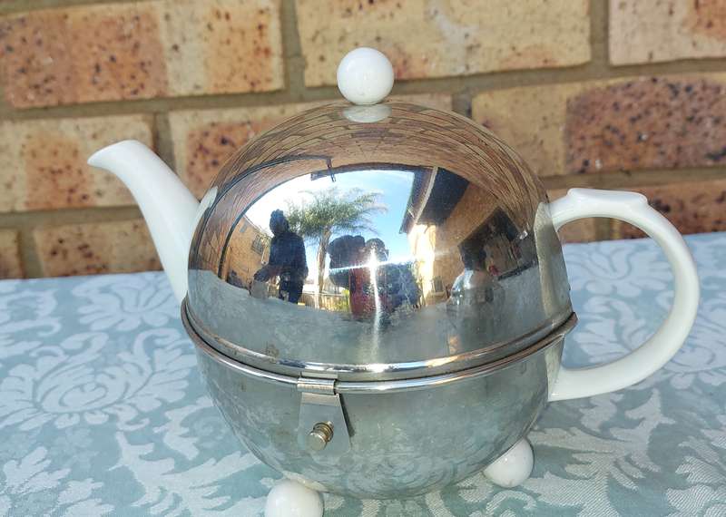 A VINTAGE AND ANTIQUE COLLECTION KITCHENALIA SOLD AS IS