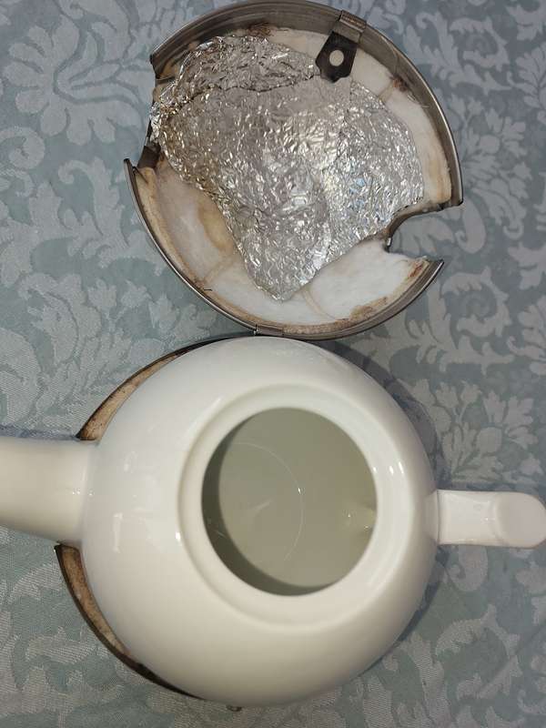 A VINTAGE AND ANTIQUE COLLECTION KITCHENALIA SOLD AS IS