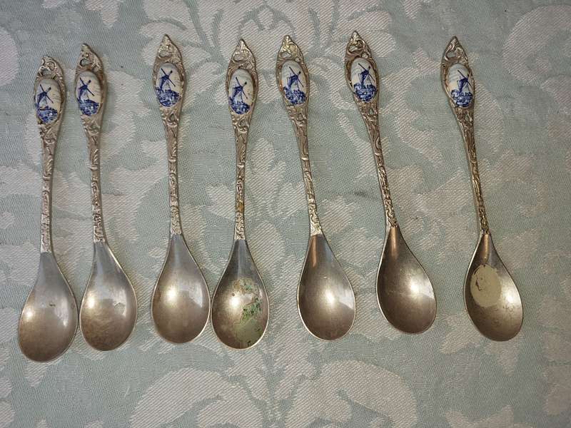 AN ANTIQUE SET OF 7 DELFT MADE IN HOLLAND TEASPOONS