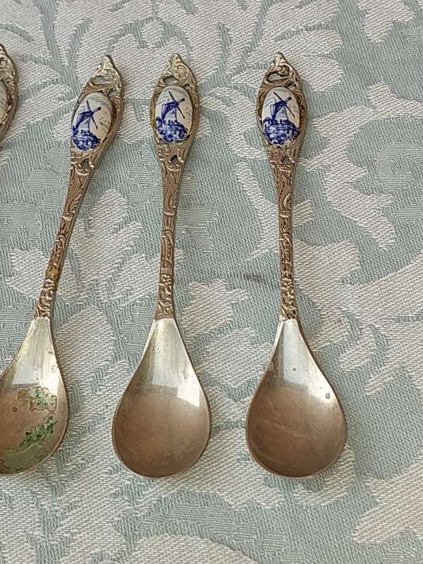 AN ANTIQUE SET OF 7 DELFT MADE IN HOLLAND TEASPOONS
