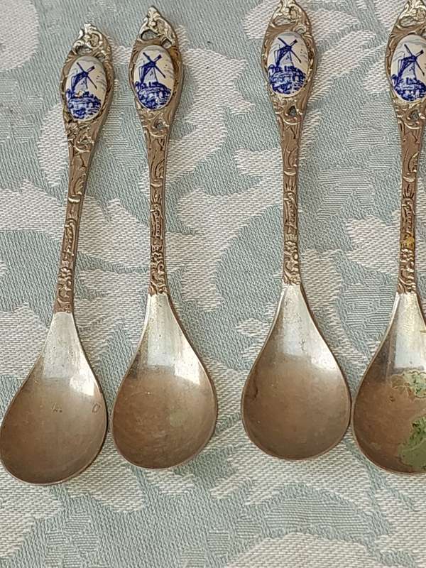 AN ANTIQUE SET OF 7 DELFT MADE IN HOLLAND TEASPOONS