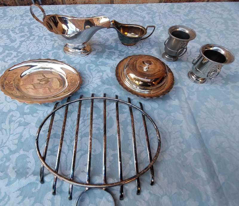 A VINTAGE COLLECTION OF KITCHENALIA SOLD AS IS