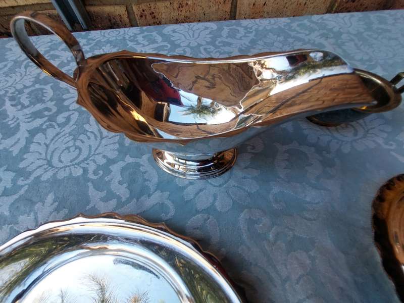 A VINTAGE COLLECTION OF KITCHENALIA SOLD AS IS