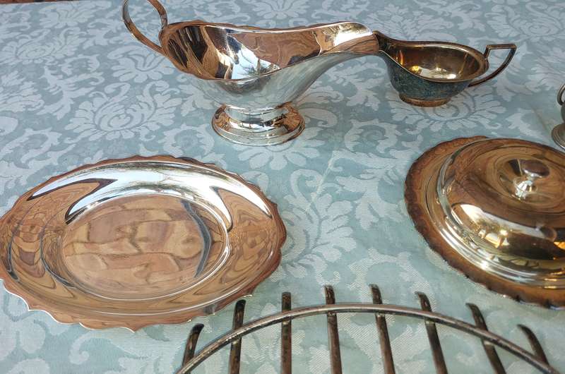 A VINTAGE COLLECTION OF KITCHENALIA SOLD AS IS