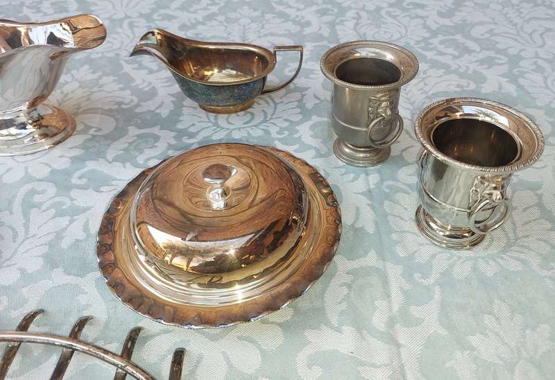A VINTAGE COLLECTION OF KITCHENALIA SOLD AS IS