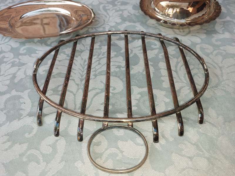 A VINTAGE COLLECTION OF KITCHENALIA SOLD AS IS