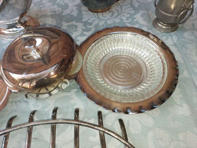 A VINTAGE COLLECTION OF KITCHENALIA SOLD AS IS