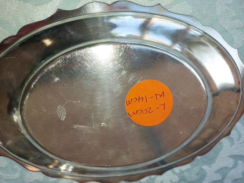 A VINTAGE COLLECTION OF KITCHENALIA SOLD AS IS