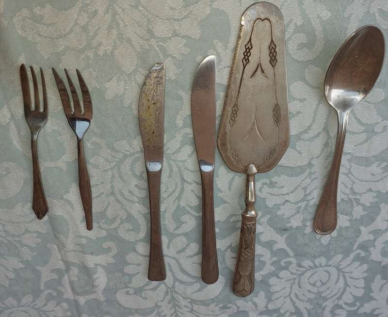 A COLLECTION OF VINTAGE CUTLERY SOLD AS IS