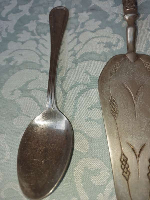 A COLLECTION OF VINTAGE CUTLERY SOLD AS IS