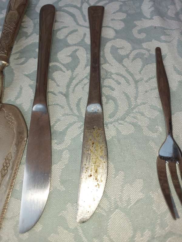 A COLLECTION OF VINTAGE CUTLERY SOLD AS IS