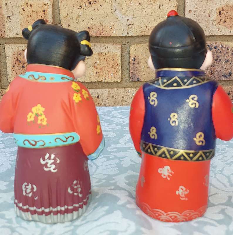 A VINTAGE SET OF JAPANESE FIGURINES 24 CMS IN HEIGHT