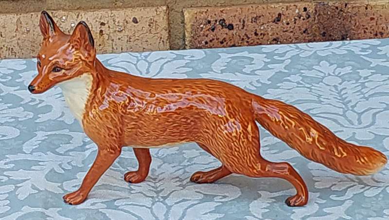 A VINTAGE CERAMIC FOX STATUE 25L x 14H CMS SOLD AS IS