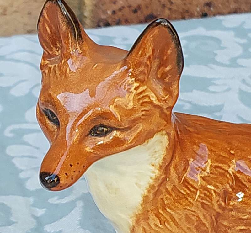 A VINTAGE CERAMIC FOX STATUE 25L x 14H CMS SOLD AS IS