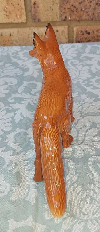 A VINTAGE CERAMIC FOX STATUE 25L x 14H CMS SOLD AS IS
