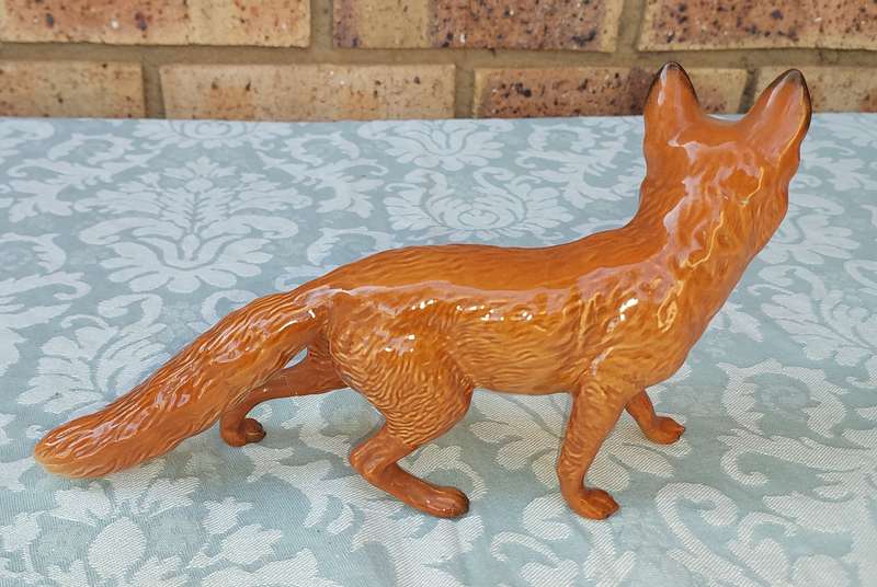 A VINTAGE CERAMIC FOX STATUE 25L x 14H CMS SOLD AS IS