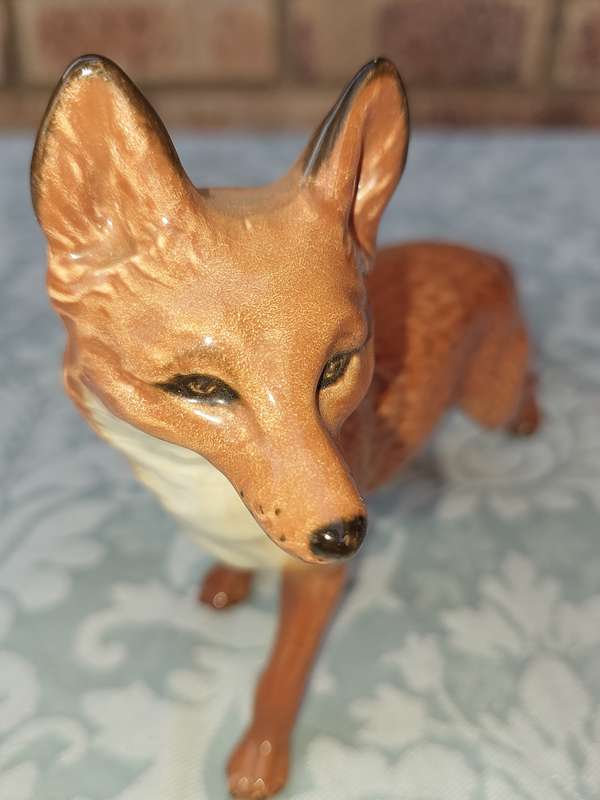 A VINTAGE CERAMIC FOX STATUE 25L x 14H CMS SOLD AS IS