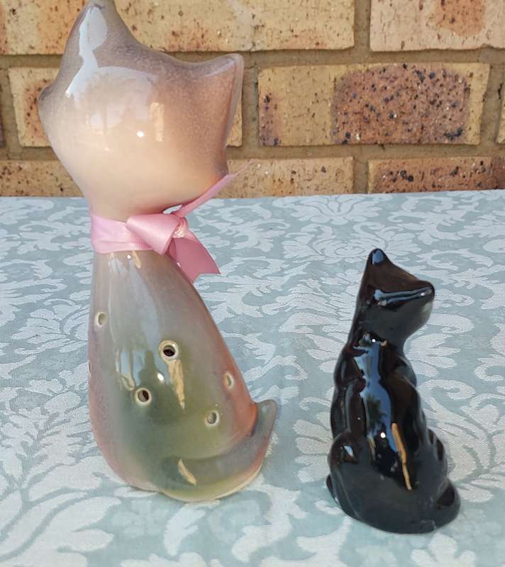 A COLLECTION OF TWO CATS FUGURINES