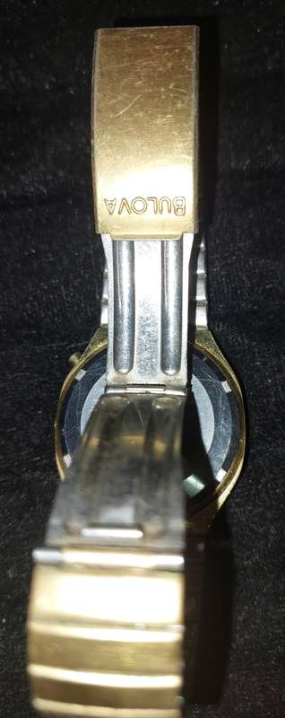 A VINTAGE BULOVA GOLD PLATED QUARTZ HONG KONG N6