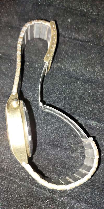 A VINTAGE BULOVA GOLD PLATED QUARTZ HONG KONG N6