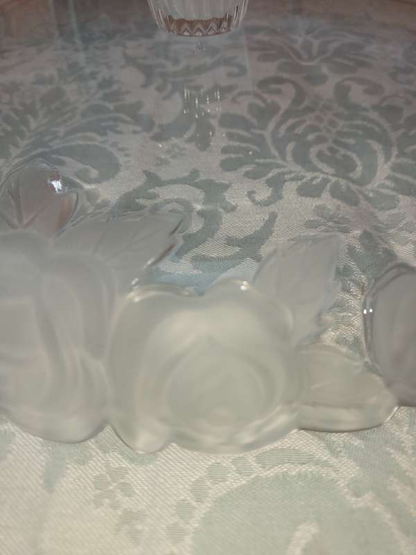 AN ART DECOR FROSTED ROSES BESIGN AND FOOT GLASS CAKE STAND