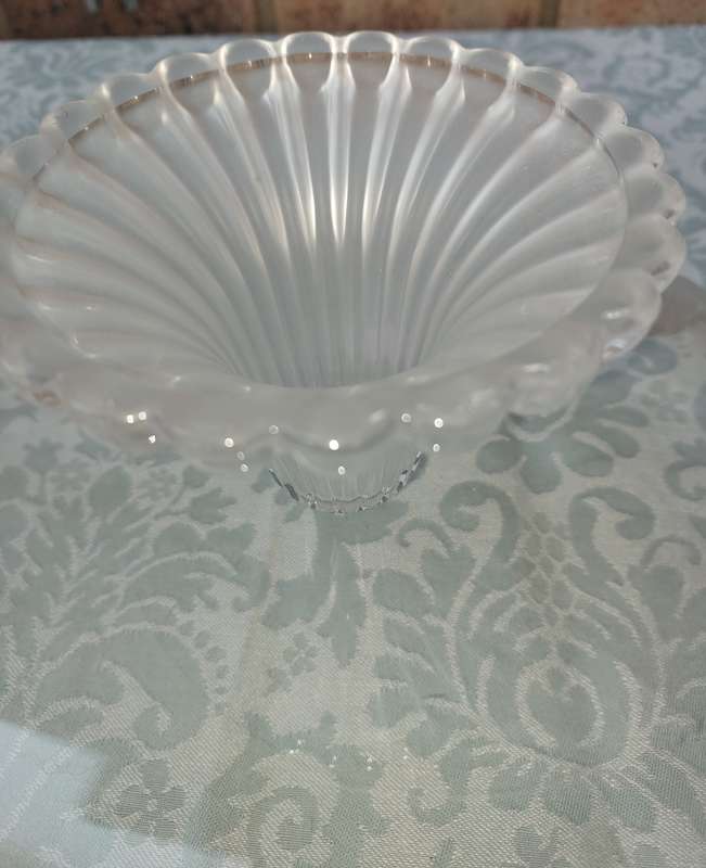 AN ART DECOR FROSTED ROSES BESIGN AND FOOT GLASS CAKE STAND