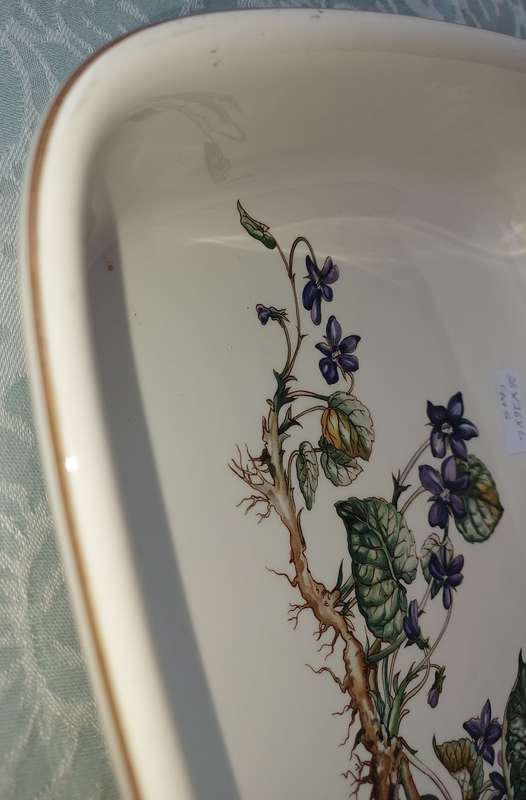 A BEAUTIFUL VILEROY AND BOCH VILBOFOUR BOTANICA PORCELAN PLATTER