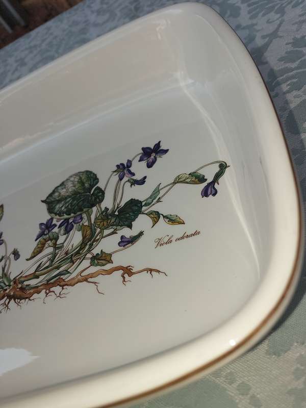A BEAUTIFUL VILEROY AND BOCH VILBOFOUR BOTANICA PORCELAN PLATTER
