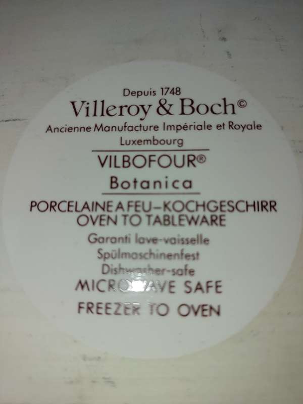 A BEAUTIFUL VILEROY AND BOCH VILBOFOUR BOTANICA PORCELAN PLATTER