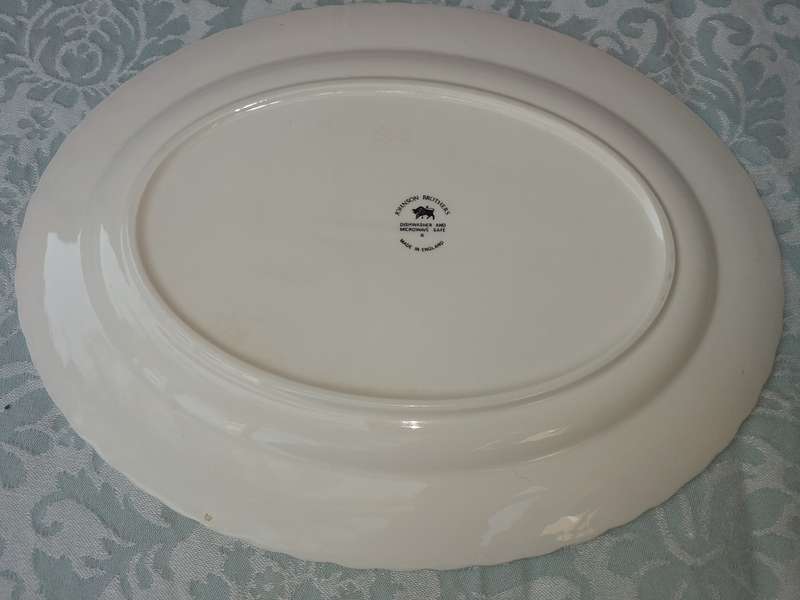 A VINTAGE LARGE OVAL PLATTER BY JOHNSON BROTHERS