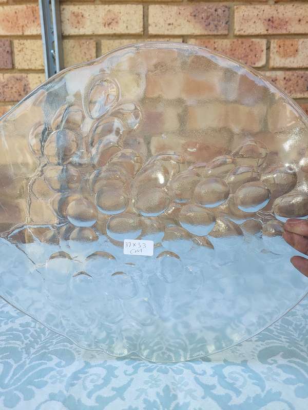 AN ART DECOR GLASS FRUIT PLATTER WITH A GRAPE VINE DESIGN SOLD AS IS