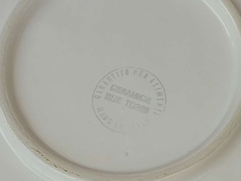 AN ART DECOR WHITE GARNITO CERAMICA MADE IN ITALY SERVING BOWL