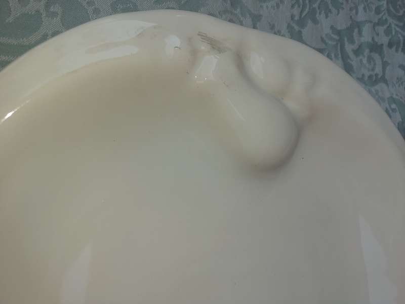 A VINTAGE LARGE PURE WHITE OVAL SERVING PLATTER CERAMIC